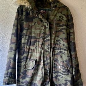 Camo Premium Parka Jacket With Fur Lined hood Womens Large